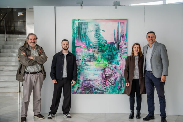 El concejal de Cultura y el artista Richard García durante la inauguración