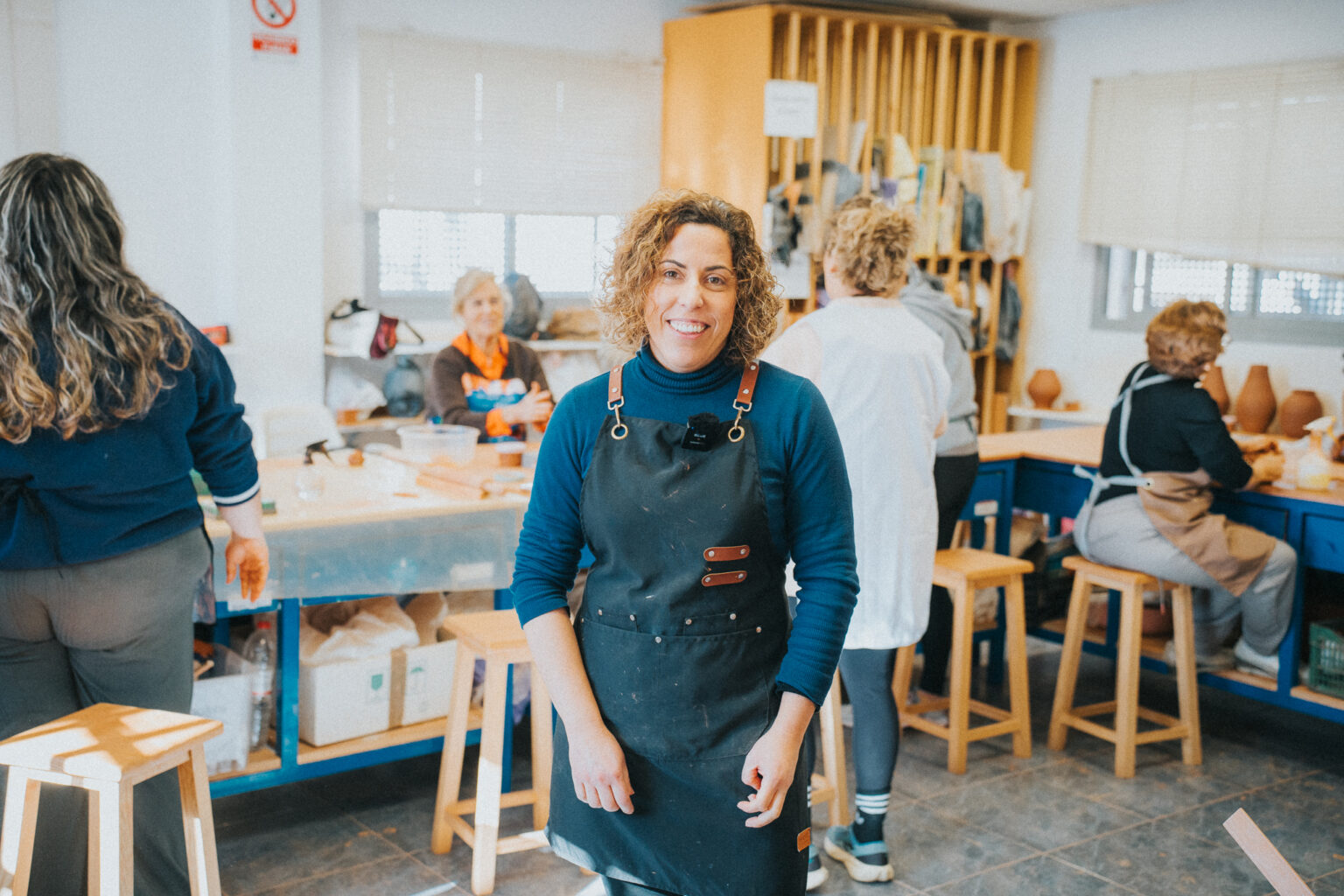 Alumnos trabajando en el taller municipal de cerámica