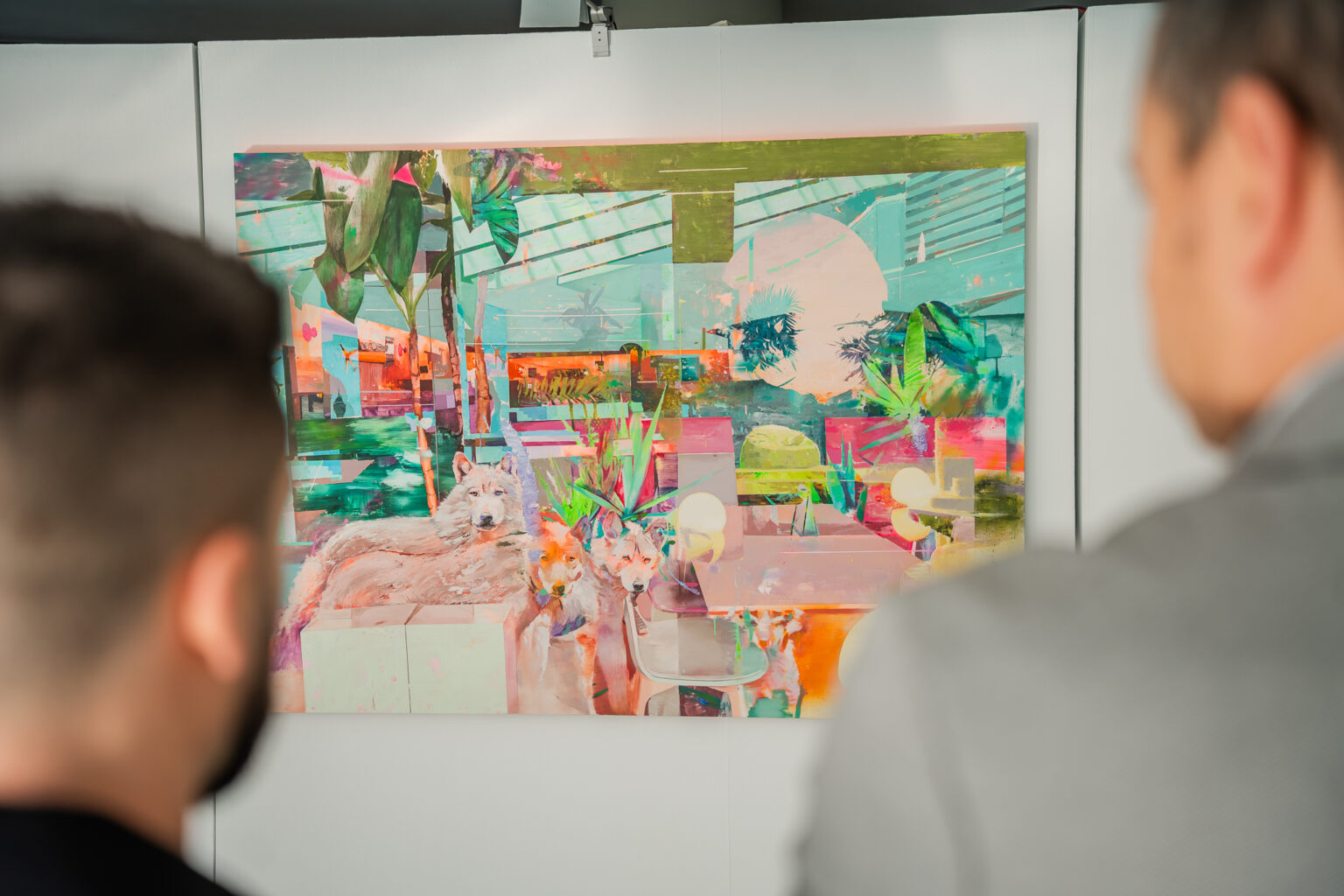 Visitantes observando la exposición El pulso del mundo