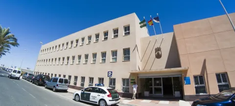 Fachada principal del Centro de Servicios Sociales.